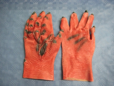 Teufelshände mit Brandflecken– Halloween-Accessoires und Kostüme jetzt online kaufen!